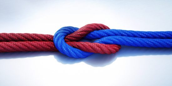 Kreuzknoten in Rot-Blau auf Metall